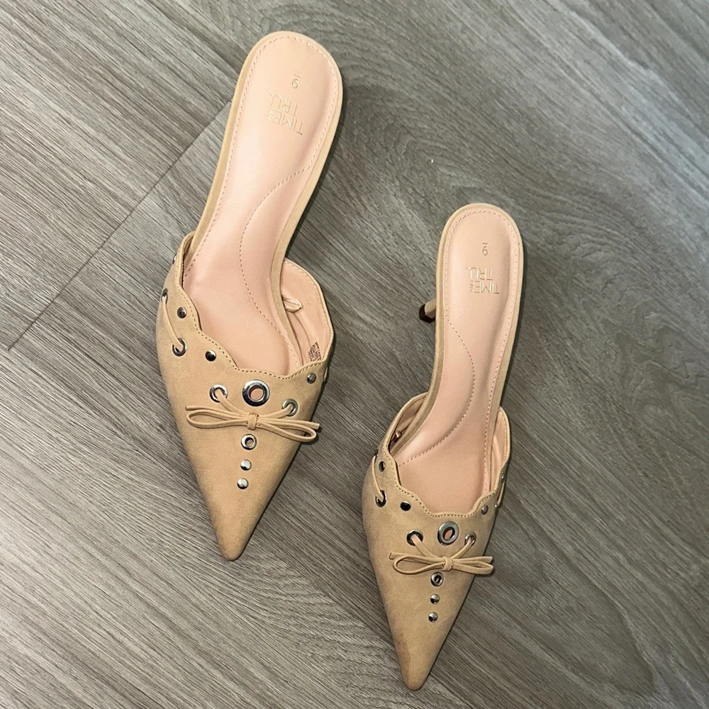 Time and Tru Tan Pointed Toe Mule Heels with Eyelet Bow Detail - Picture 3 of 4